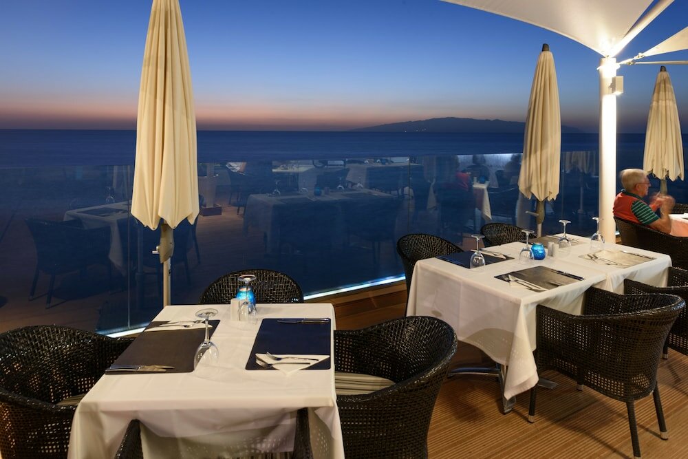 Фото Pearly Grey Ocean Club Apartments & Suites