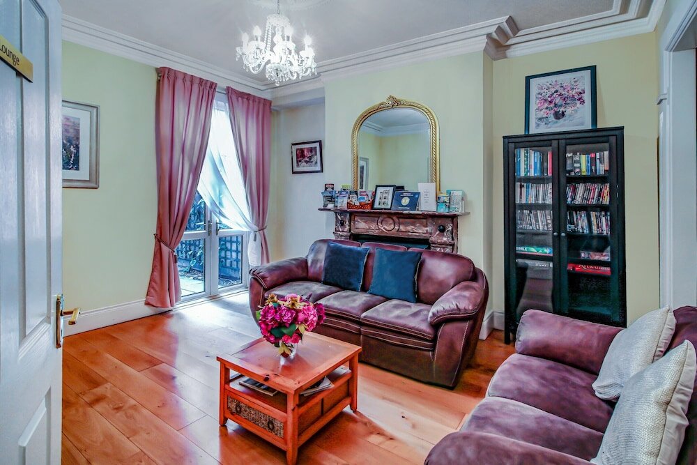 Фото Oyo Avenue House