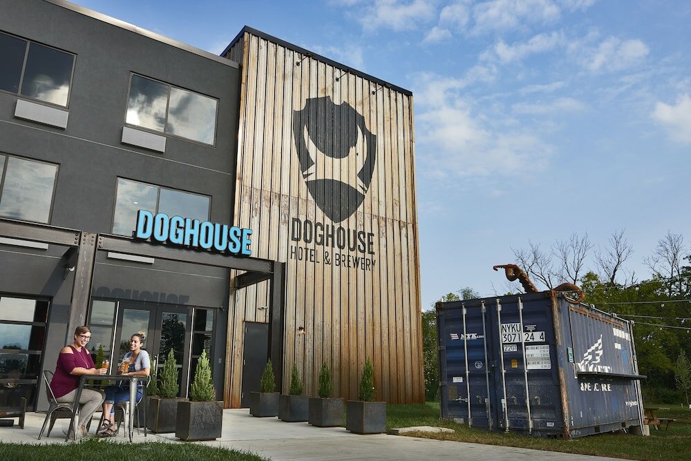 Фото DogHouse Hotel and Brewery