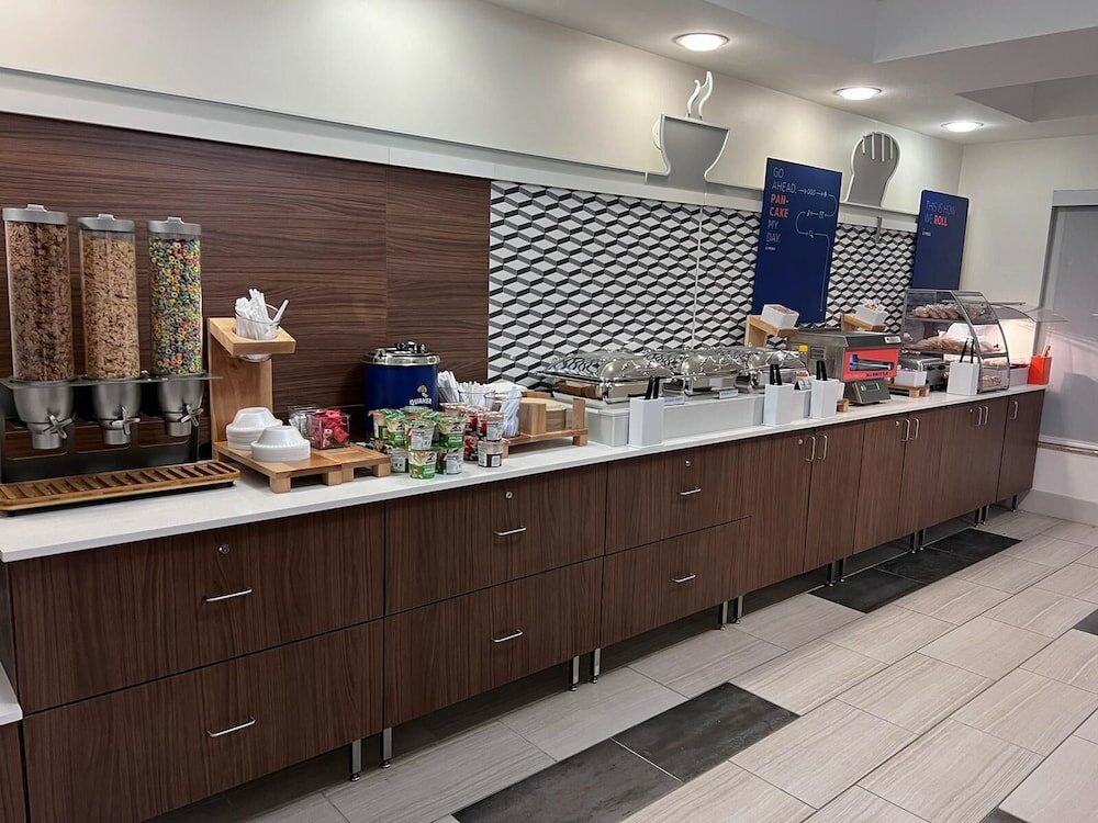 Фото Holiday Inn Express Hotel & Suites Chicago South Lansing, an Ihg Hotel