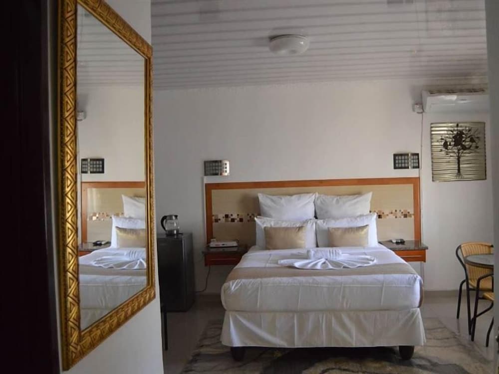 Фото Crown Guest Lodge