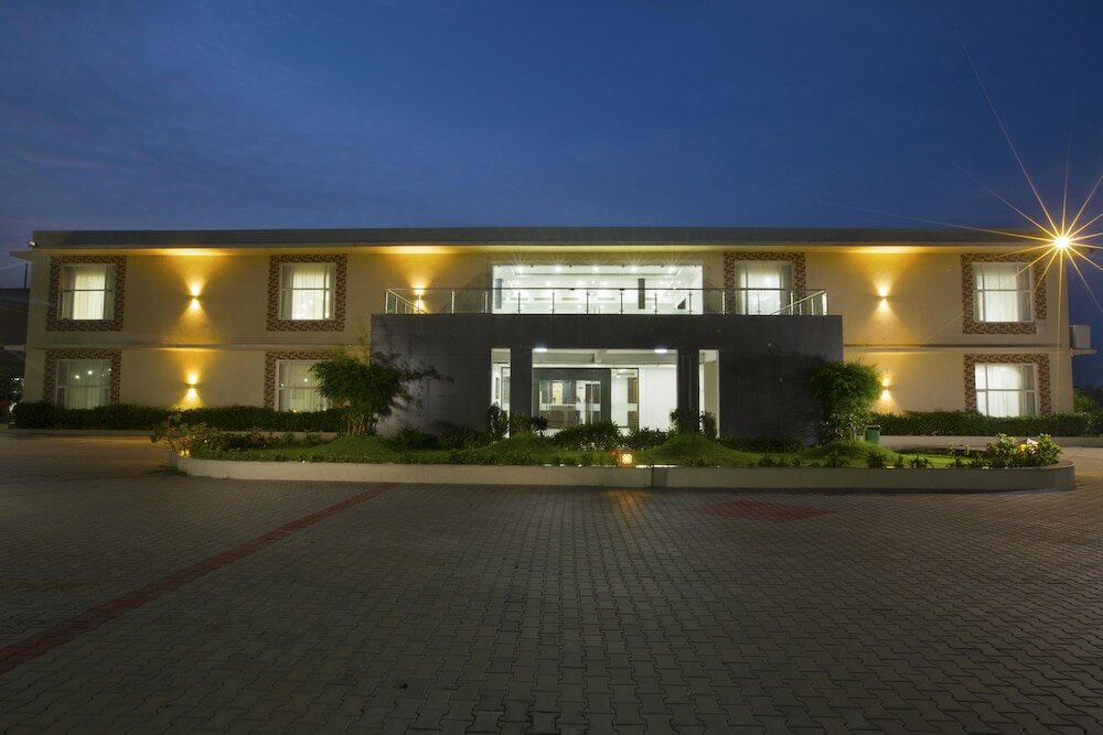 Фото Landmark Pallavaa Beach Resort