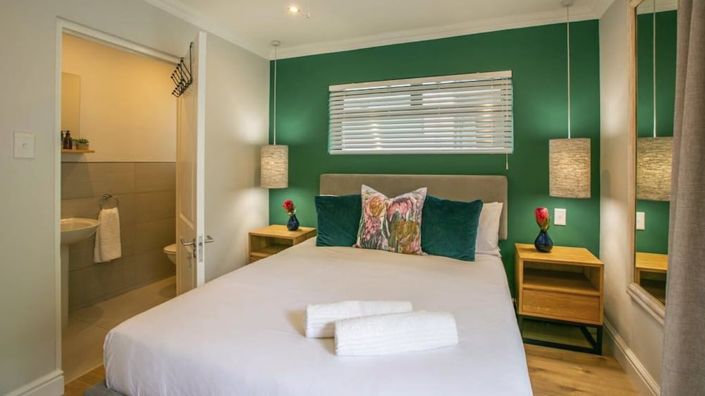 Фото Hout & About Guest House