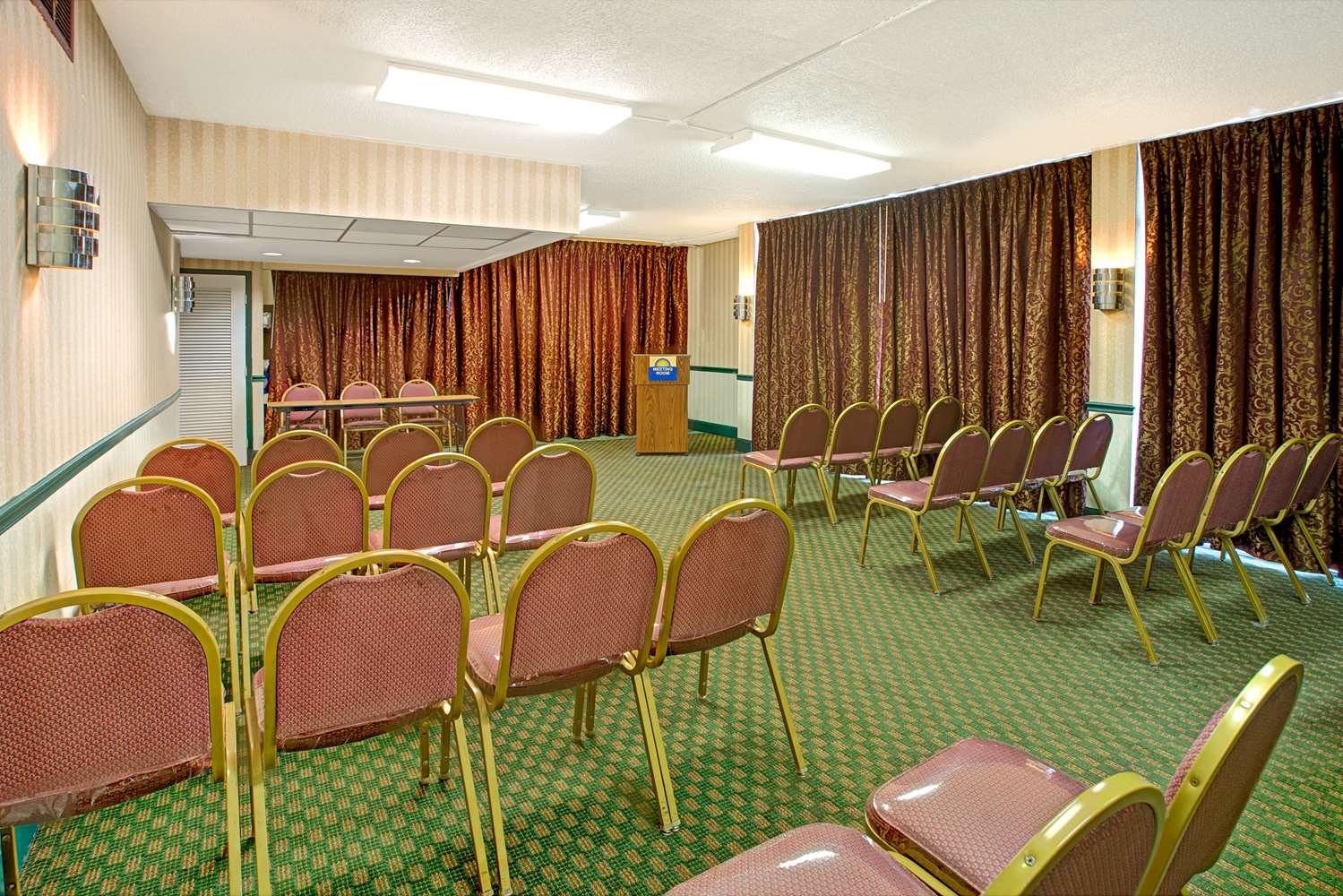 Фото Days Inn by Wyndham Alexandria South