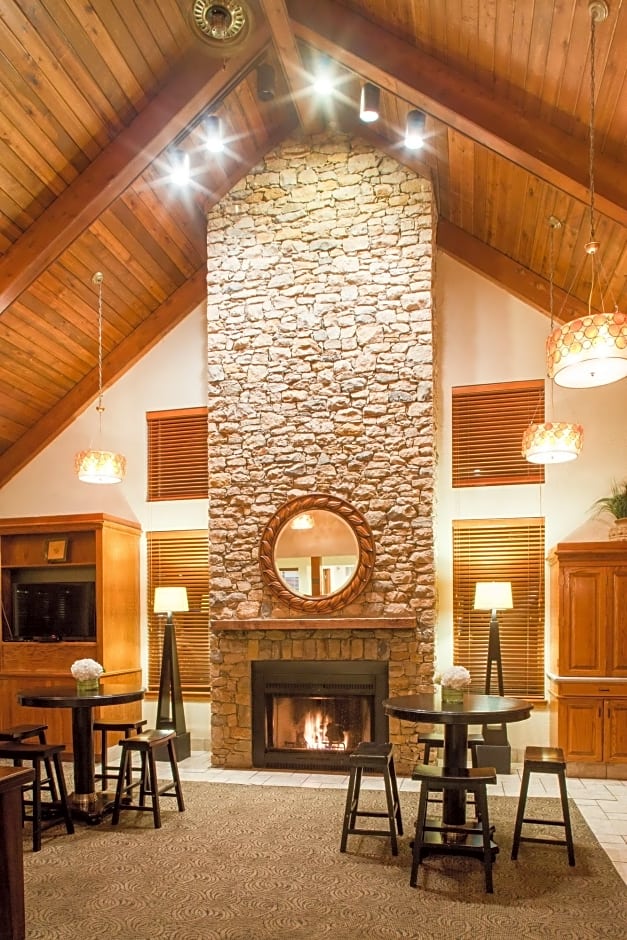 Фото Cloverleaf Suites Kansas City - Overland Park