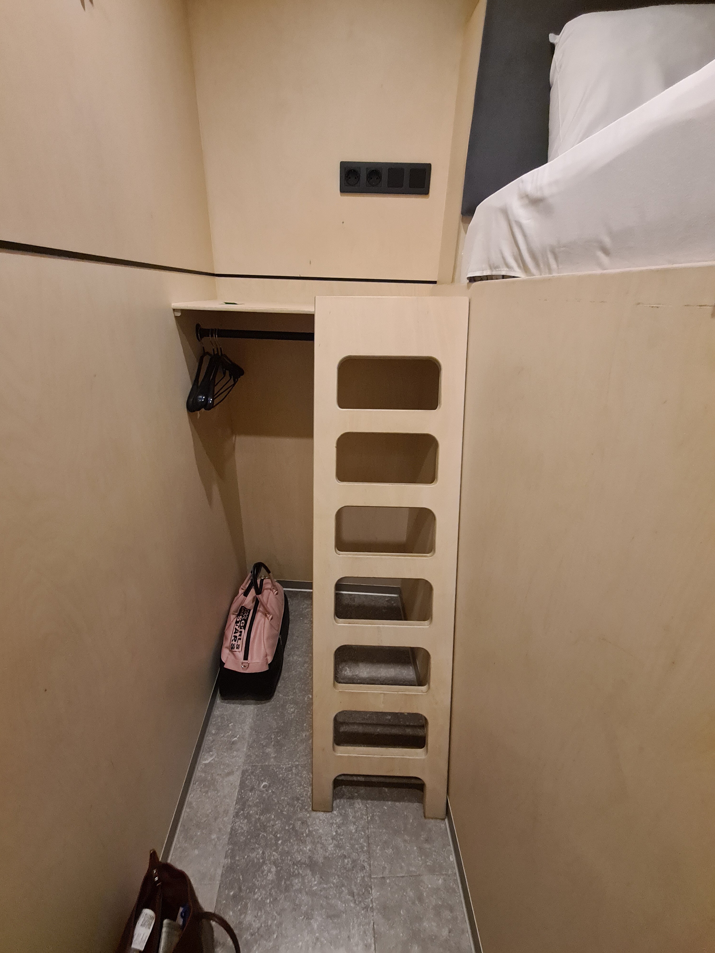 Фото Morfeus Capsule Hotel