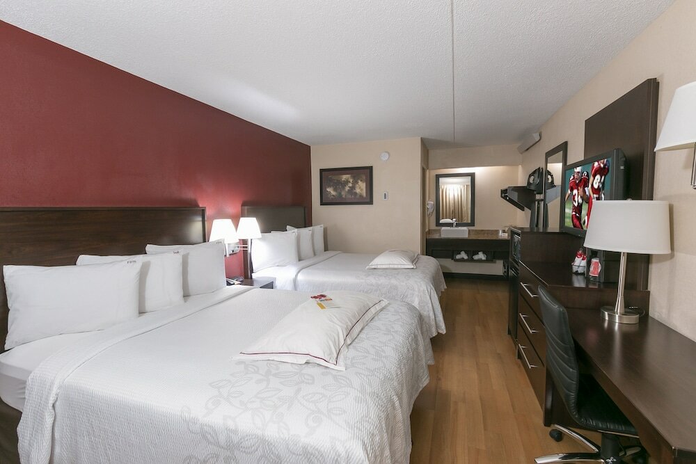 Фото Red Roof Inn Plus+ Chicago - Naperville