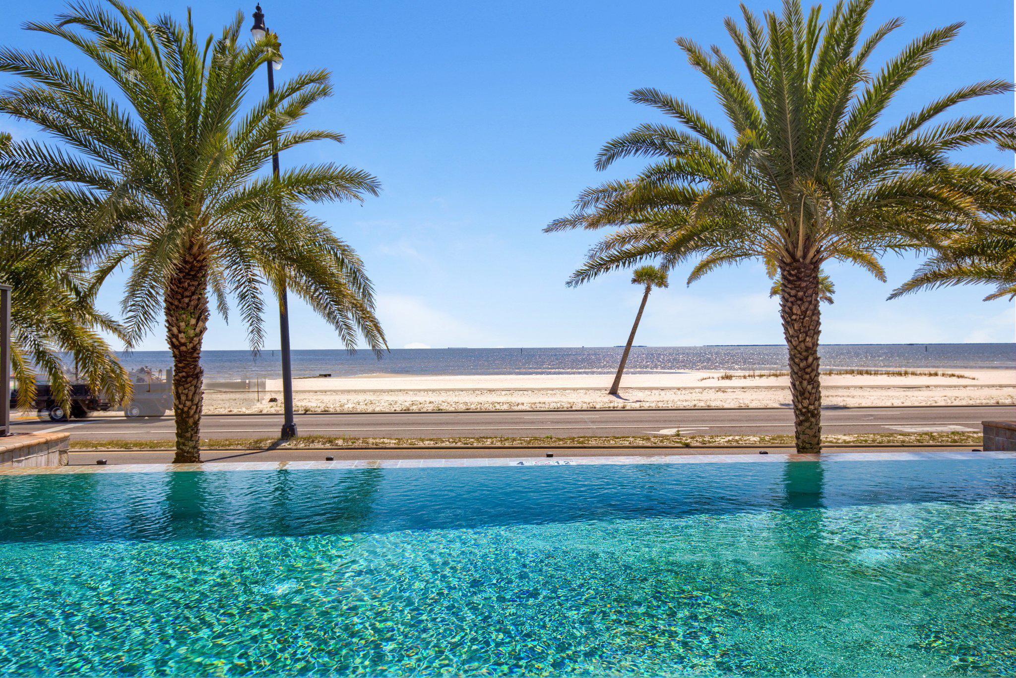 Фото Holiday Inn Express Gulfport Beach, an Ihg Hotel
