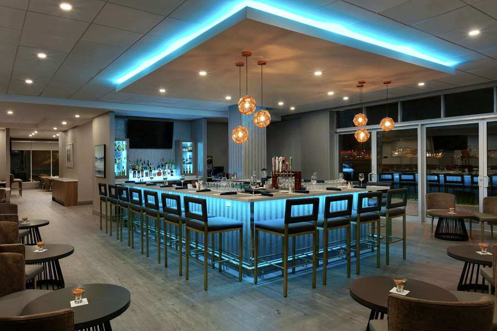 Фото Embassy Suites by Hilton Montreal Airport