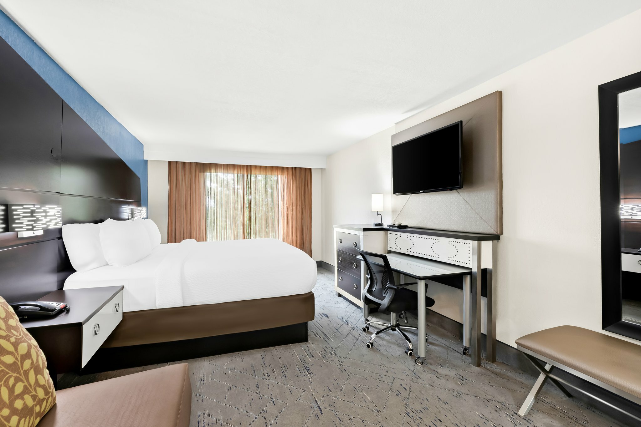 Фото Holiday Inn Express Atlanta Galleria - Ballpark Area, an Ihg Hotel
