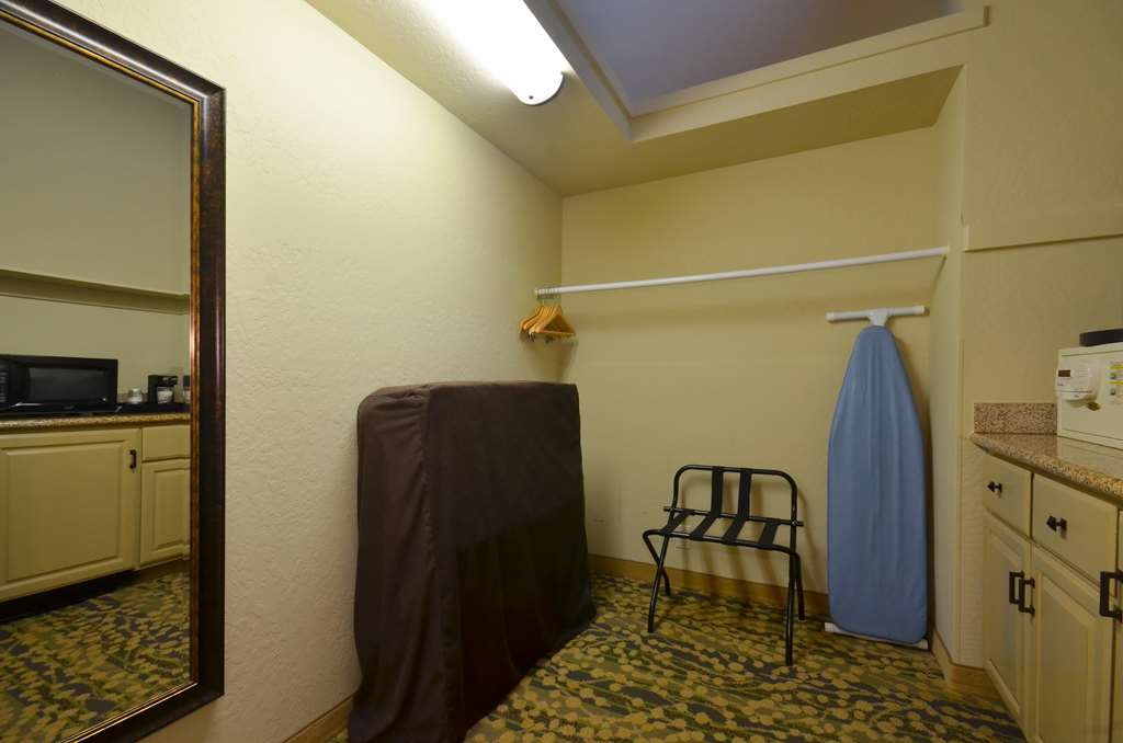 Фото Best Western The Inn & Suites Pacific Grove