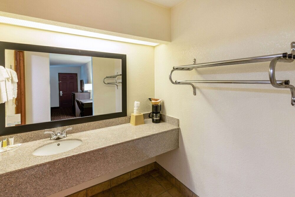 Фото Super 8 by Wyndham Seguin