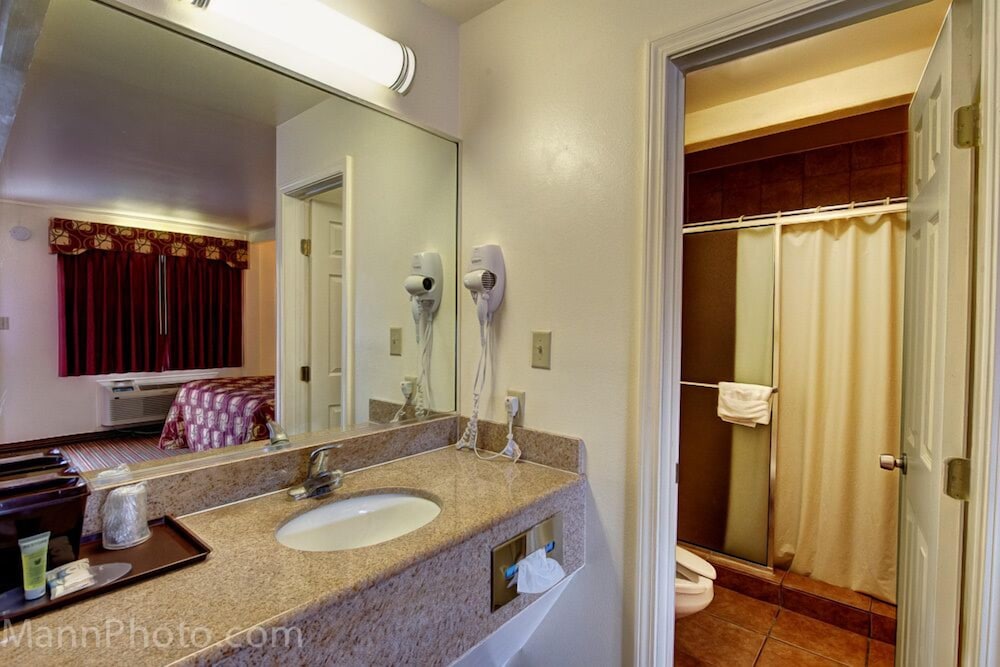 Фото Whispering Palms Inn