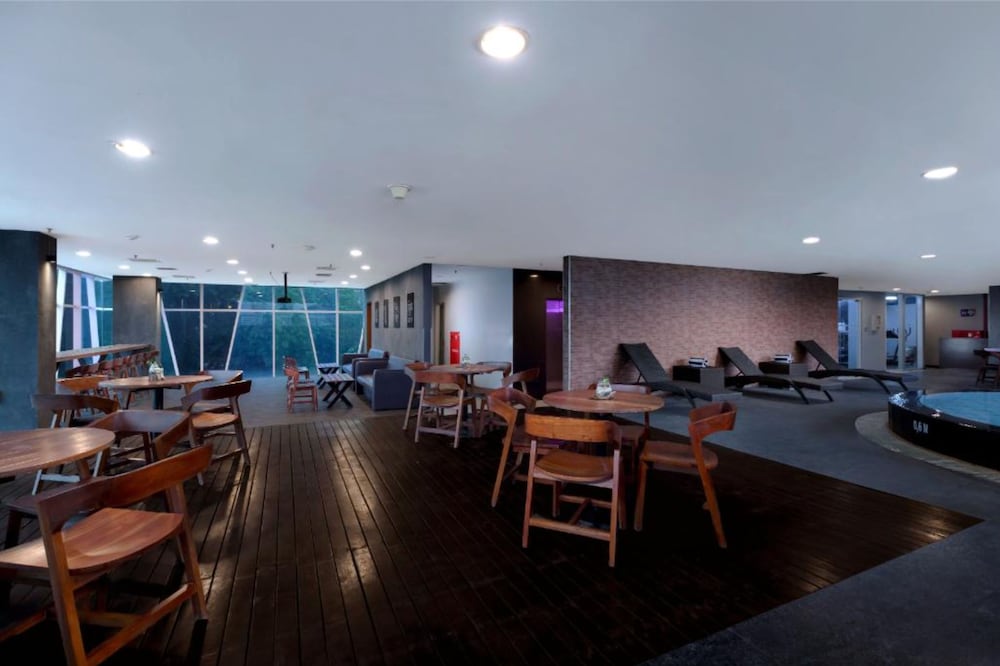 Фото Quest Hotel Darmo - Surabaya by Aston