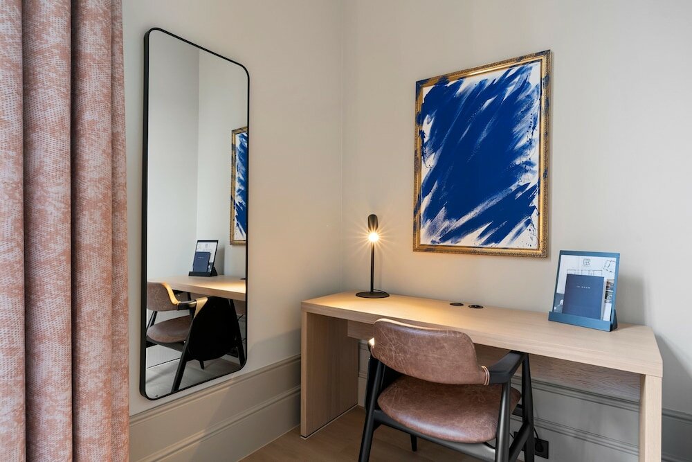 Фото The College Hotel