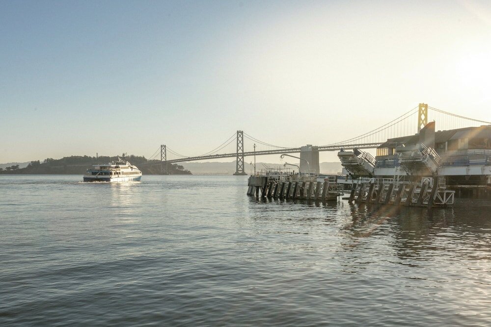 Фото Marin Suites Hotel