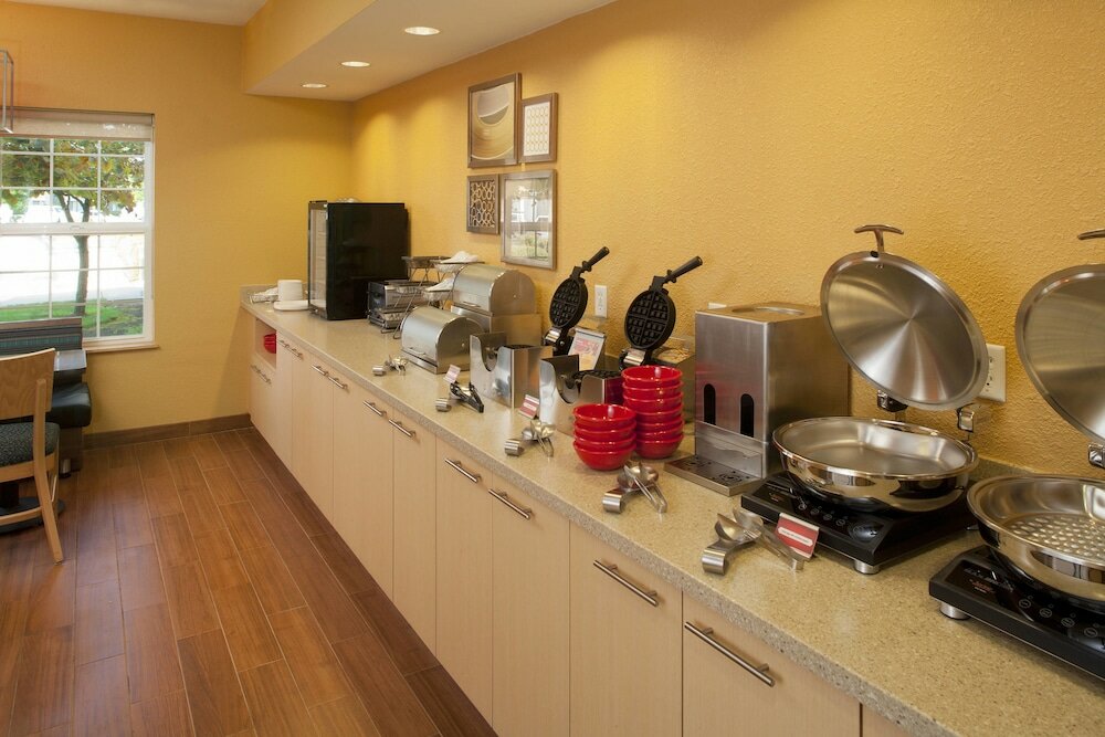 Фото TownePlace Suites by Marriott Medford