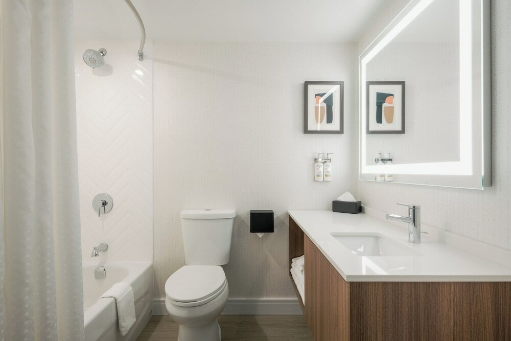 Фото Holiday Inn and Suites Winnipeg Downtown