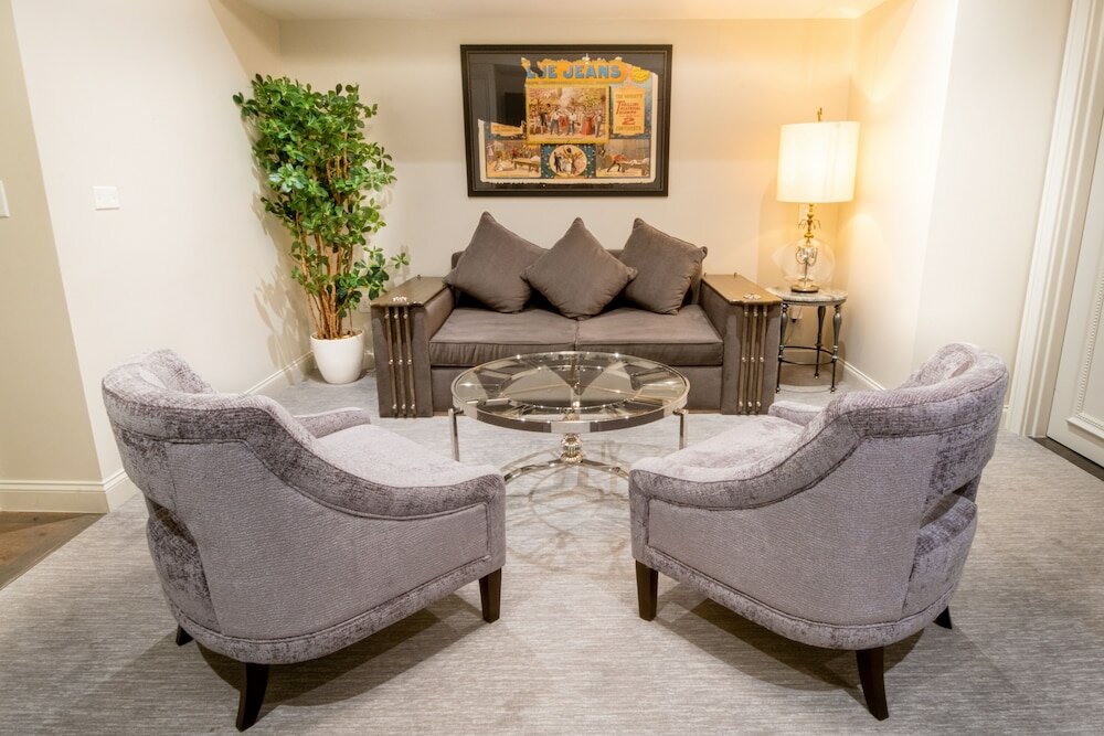 Фото The Ivey's Hotel