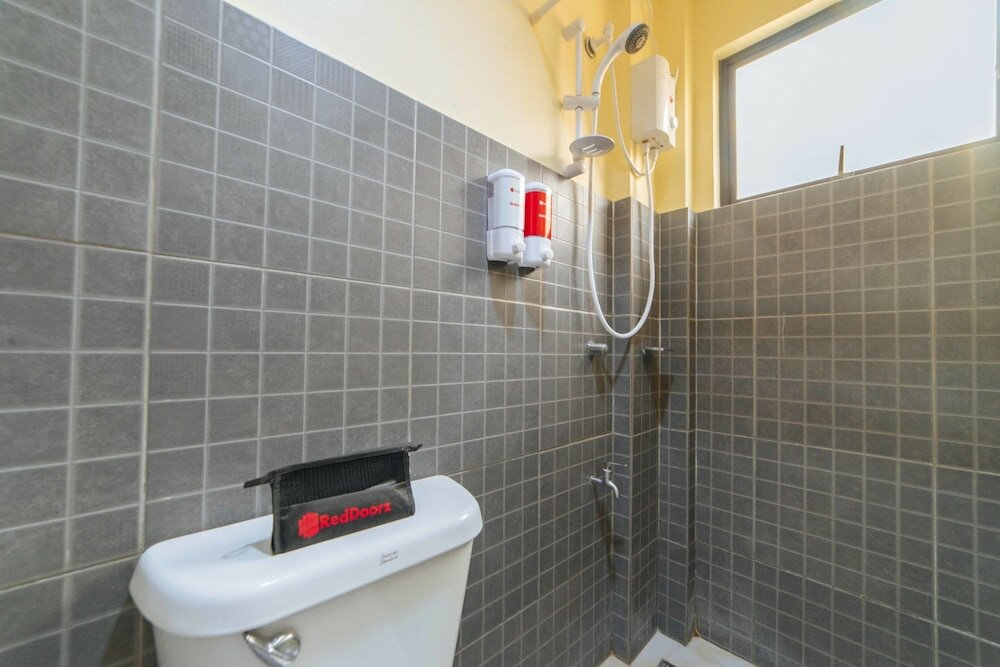 Фото RedDoorz near New Government Center