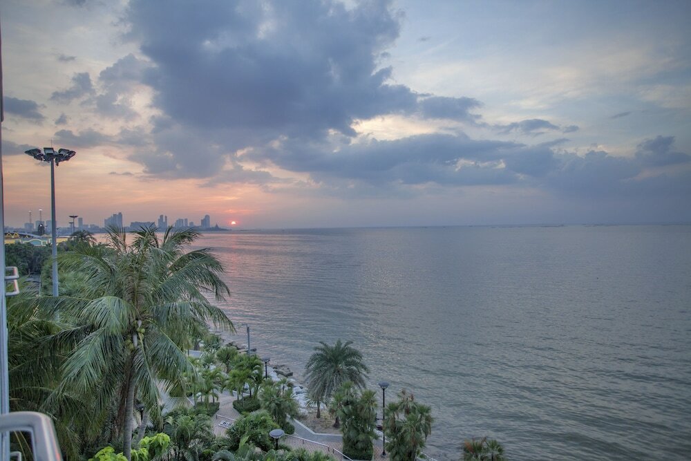 Фото Cholchan Pattaya Beach Resort