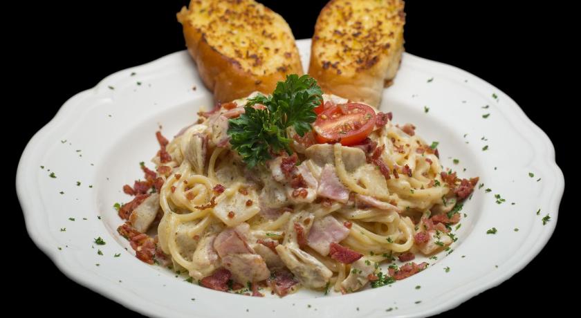 Фото I-Rovers Sports Bar & Guesthouse