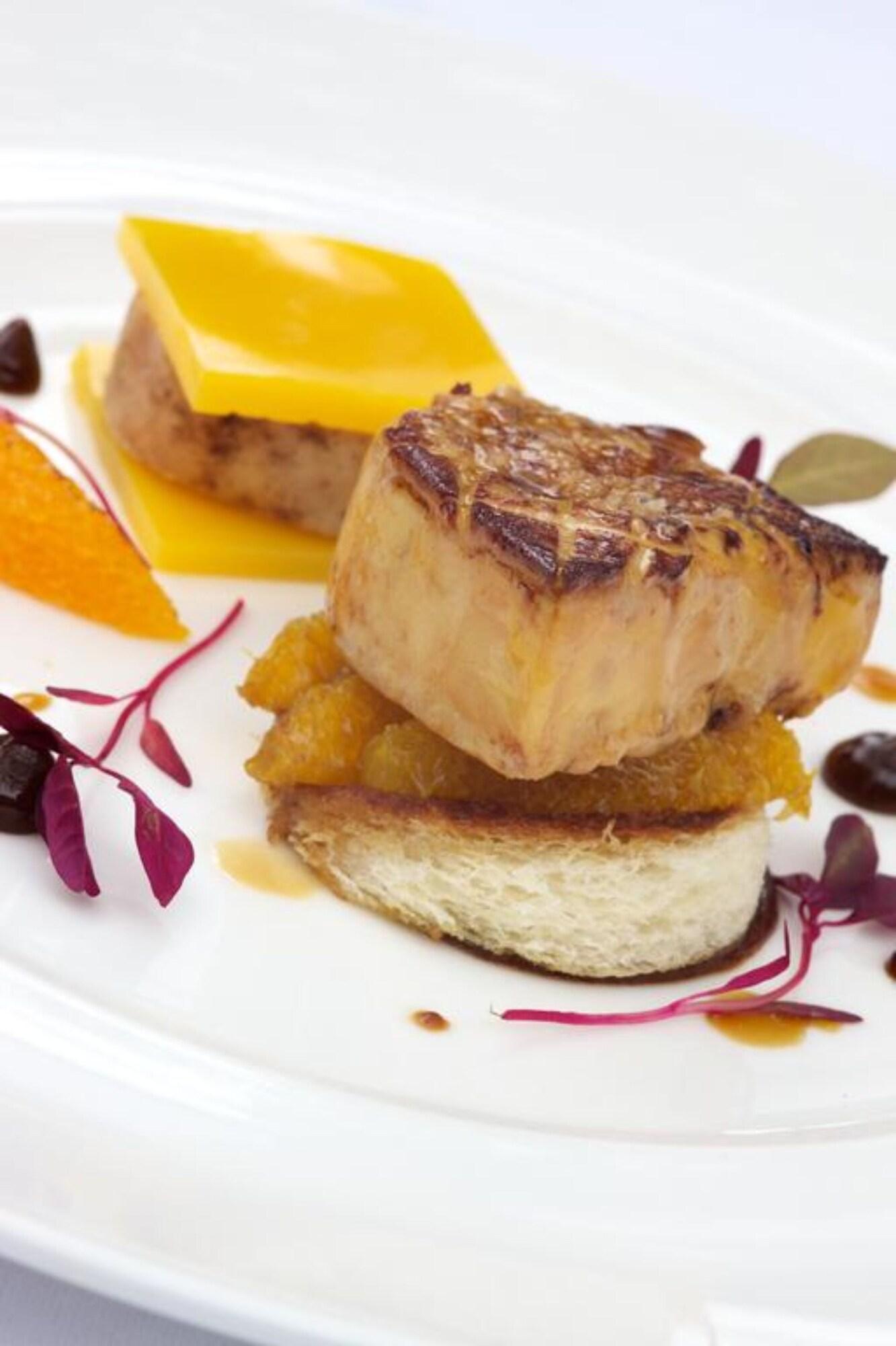 Фото The Feathers Hotel