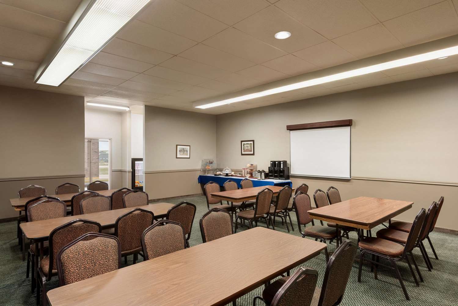 Фото Travelodge by Wyndham Swift Current