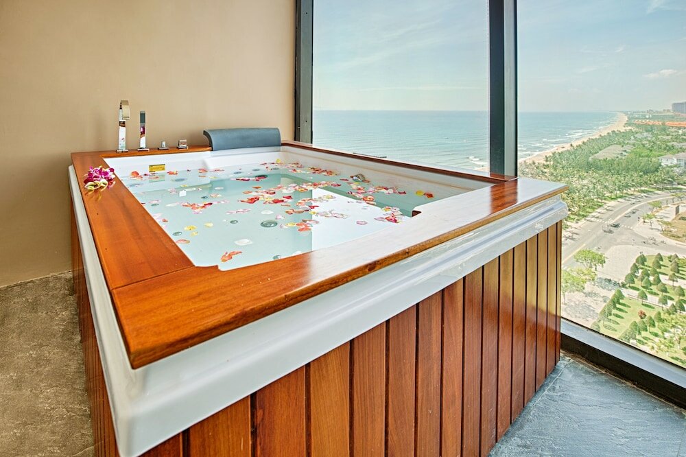 Фото Yarra Ocean Suites Danang