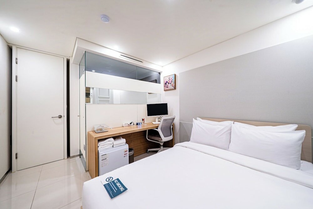 Фото Simple Stay Hotel