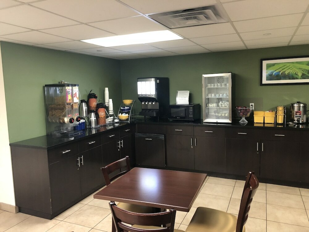 Фото Days Inn by Wyndham Brooklyn Borough Park