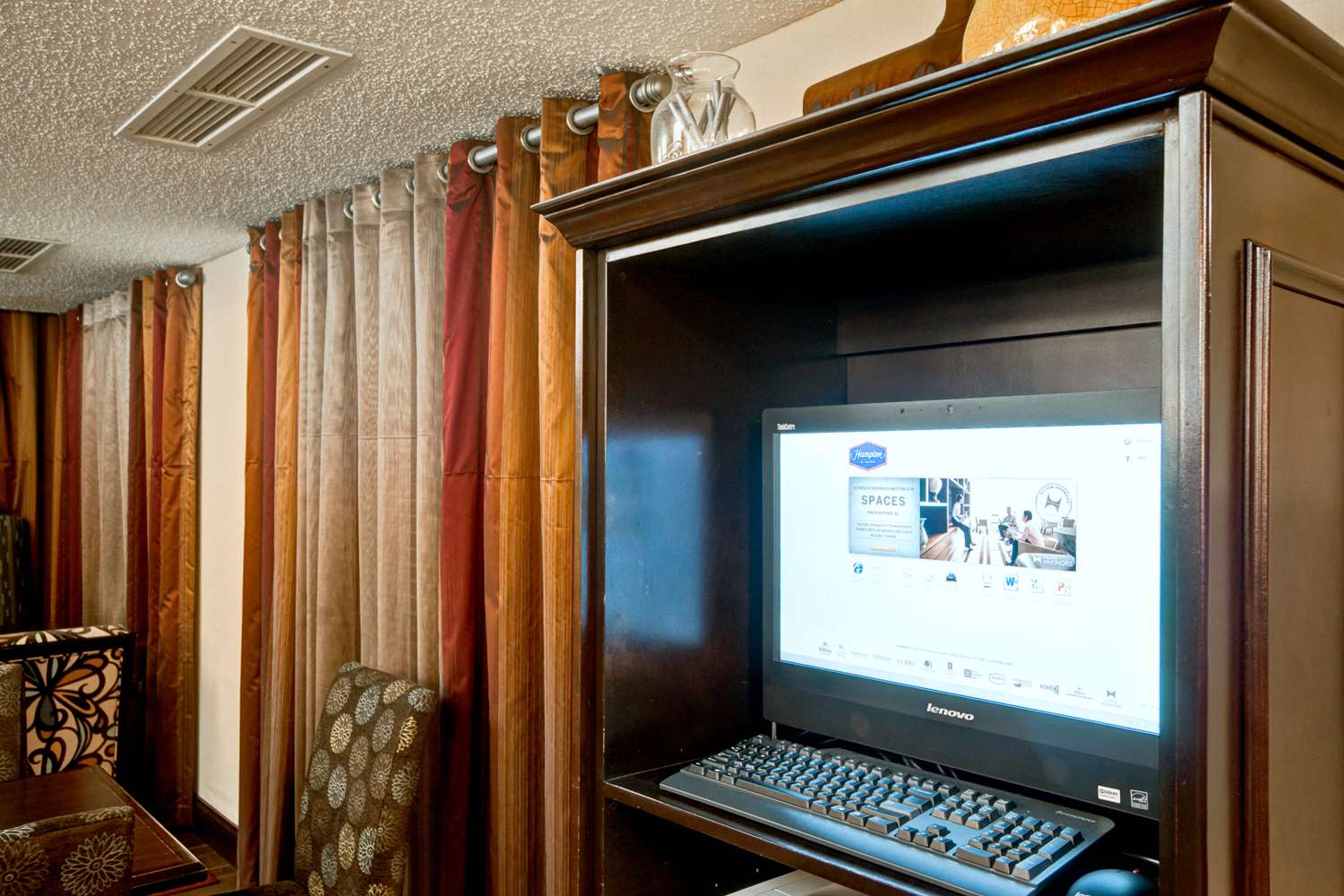 Фото Hampton Inn College Station