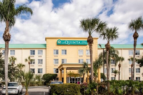 Внешний вид отеля La Quinta Inn & Suites by Wyndham Melbourne Viera в Мельбурне, фото 5