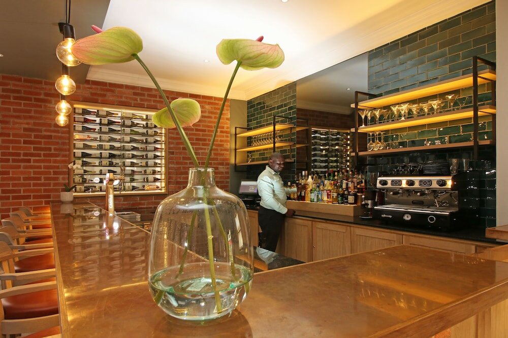 Фото Hollow on the Square City Hotel