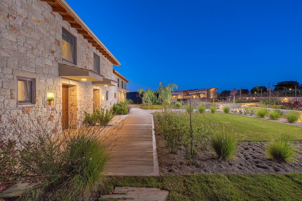 Фото Mint Retreat Suites