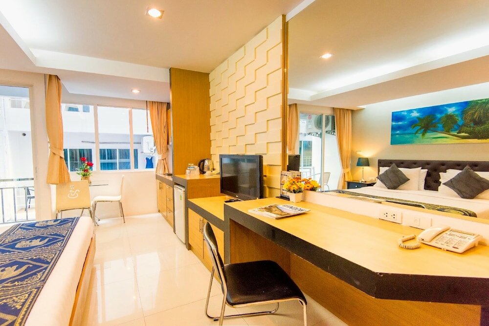 Фото Hallo Patong Hotel & Restaurant