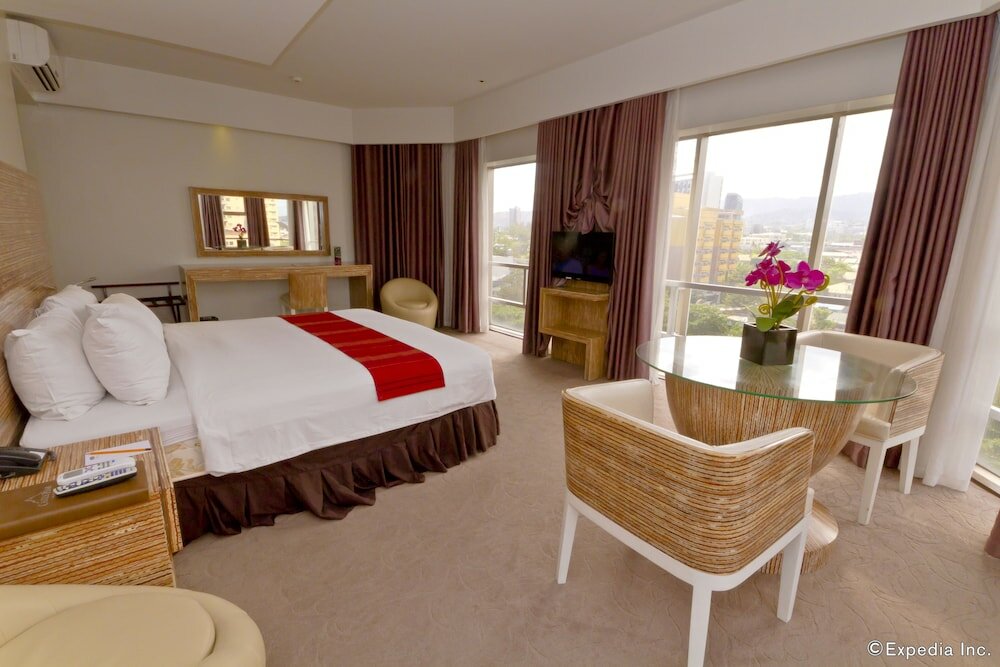 Фото Castle Peak Hotel