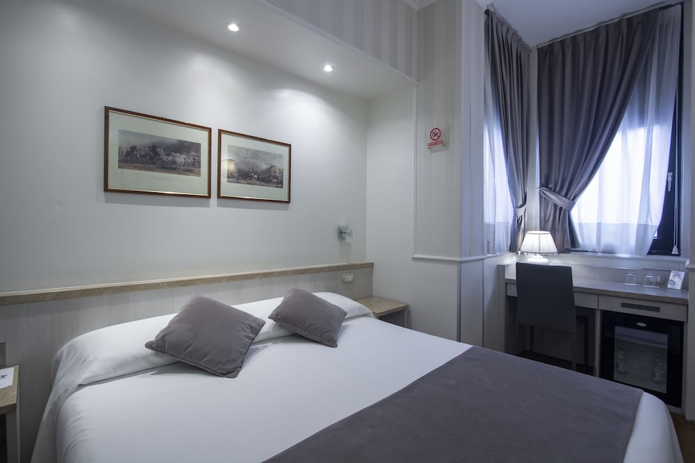 Фото Hotel Flora Milan