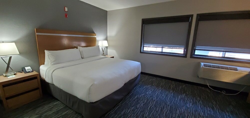 Фото Wingate by Wyndham Lethbridge