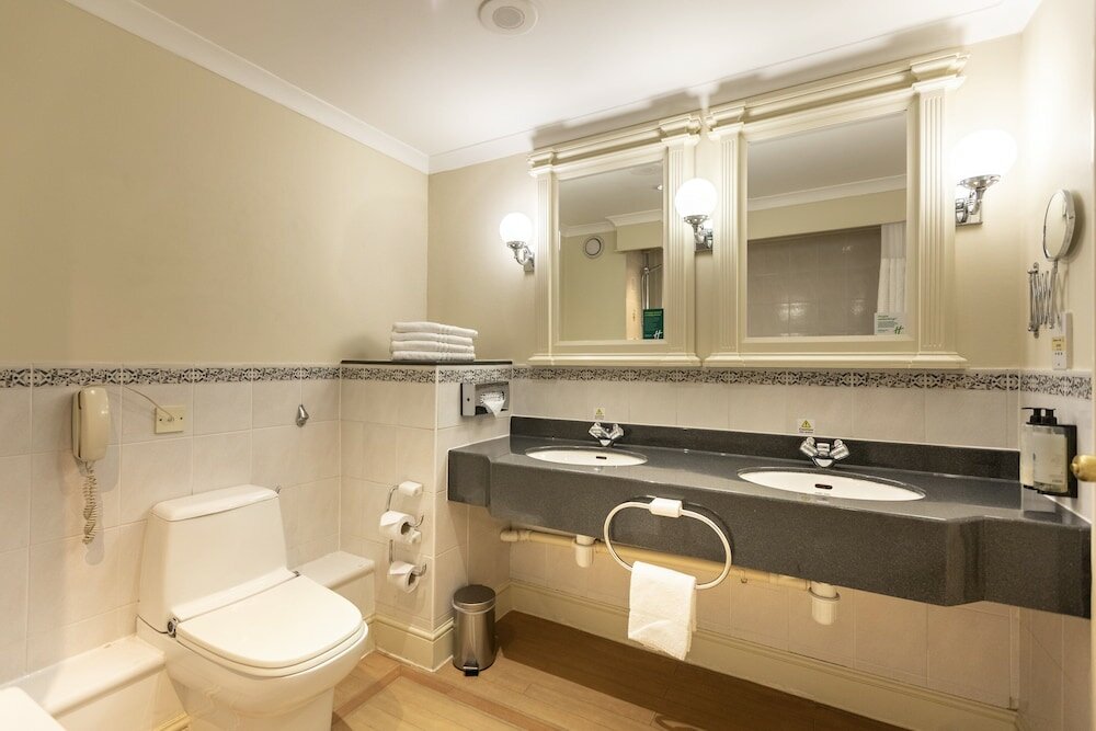 Фото Holiday Inn London - Sutton, an Ihg Hotel