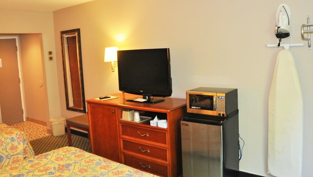 Фото Rodeway Inn Milford - I-84