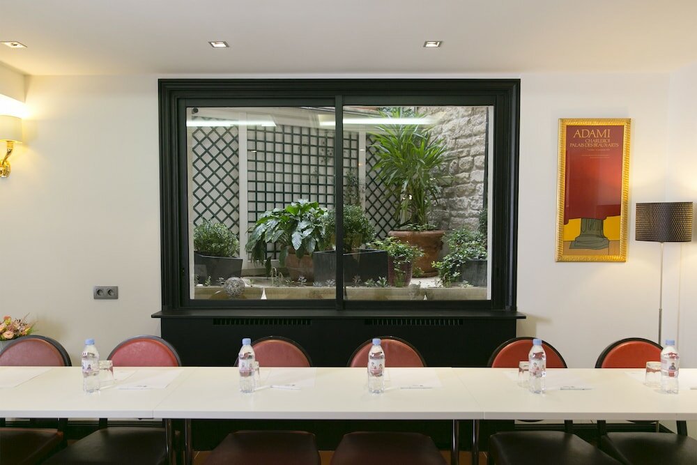 Фото The Hôtel de Neuville - Arc de Triomphe