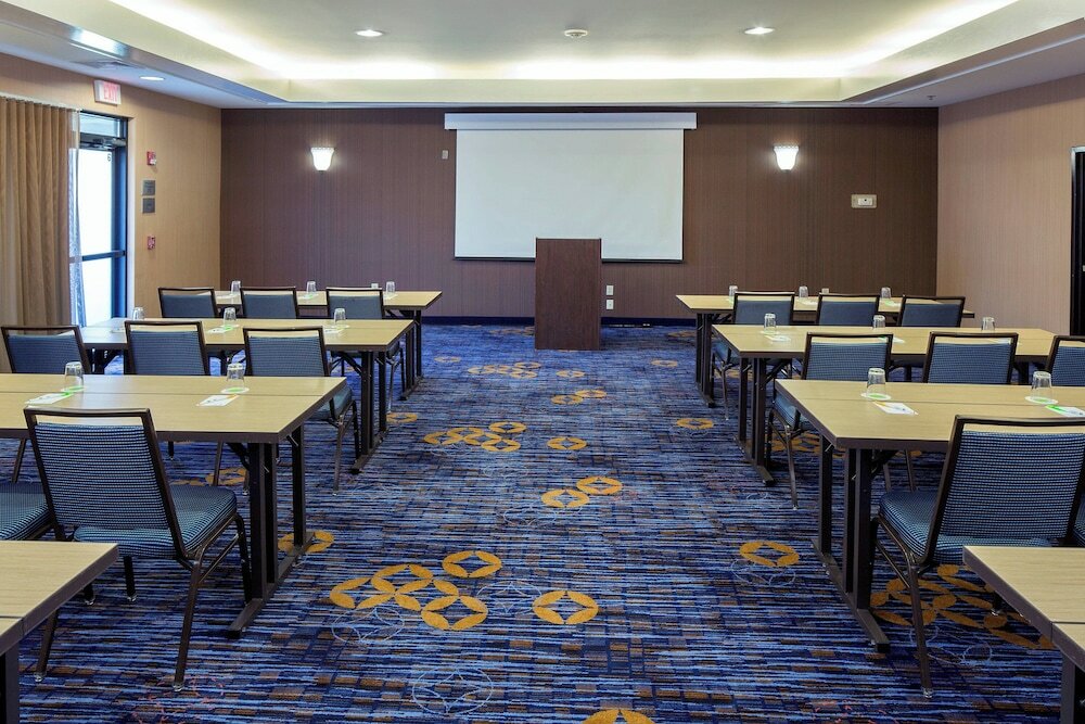 Фото Courtyard by Marriott Raynham