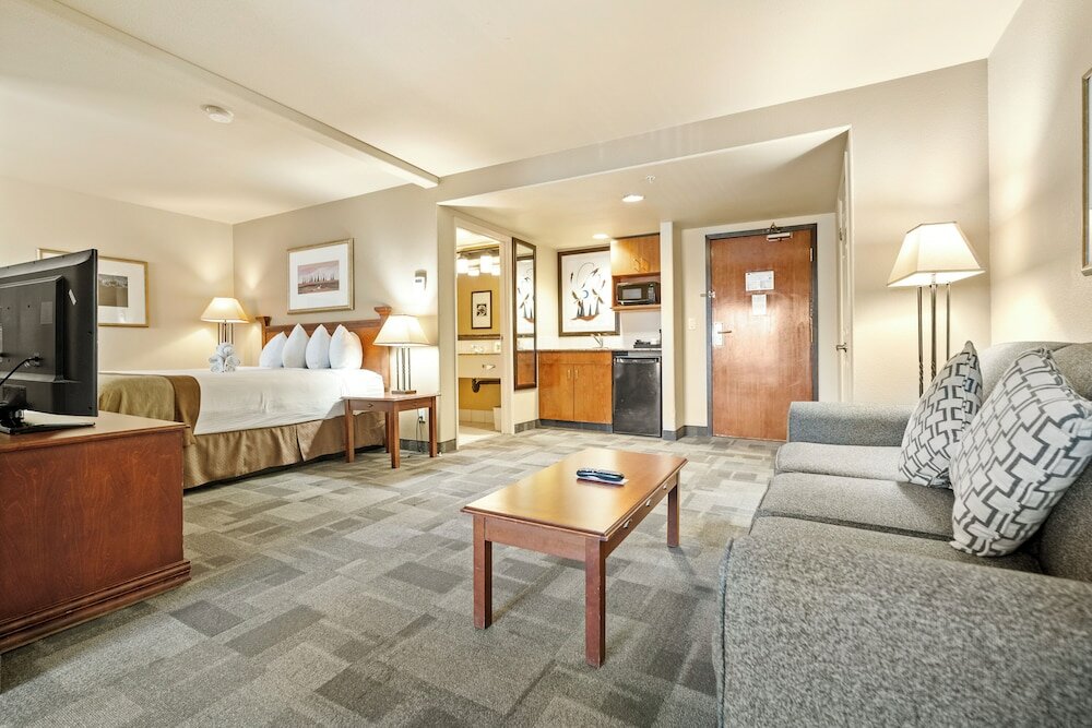 Фото Wingate by Wyndham Edmonton West