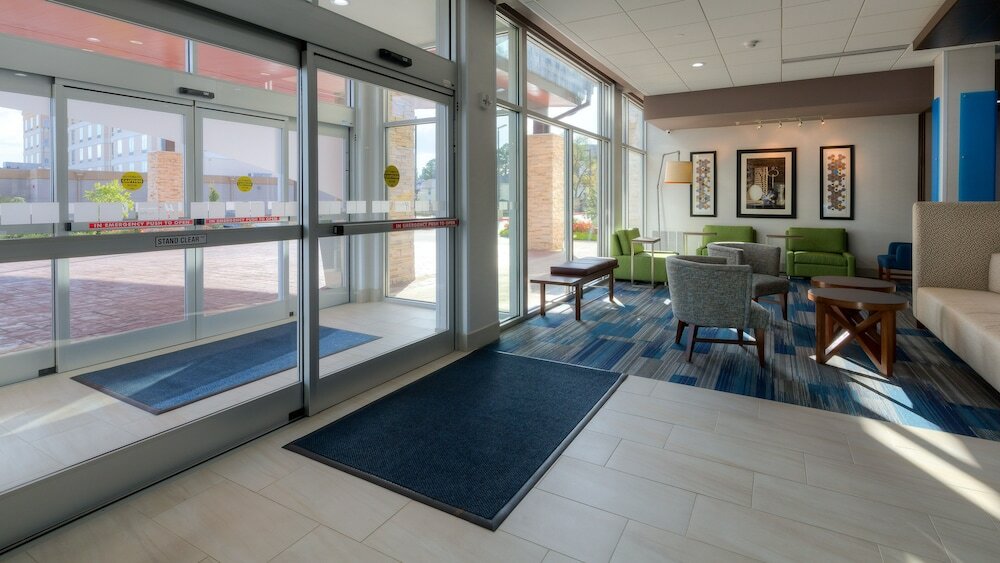 Фото Holiday Inn Express & Suites Tulsa Midtown, an Ihg Hotel