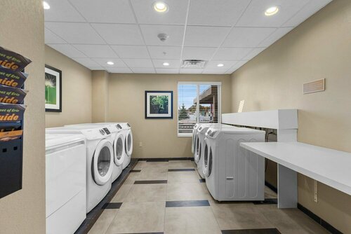 Гостиница Candlewood Suites Erie в Эри