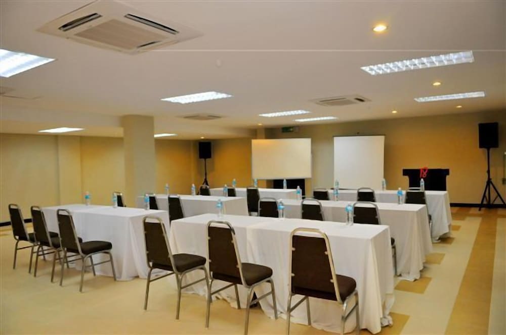 Фото Lodge 18 Hotel