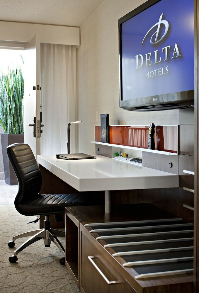 Фото Delta Hotels by Marriott Calgary South