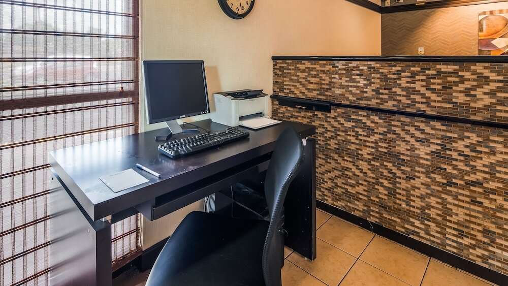 Фото SureStay Hotel by Best Western East Brunswick