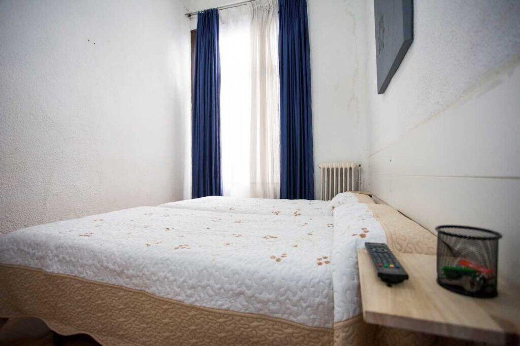 Фото Hostal Los Arcos